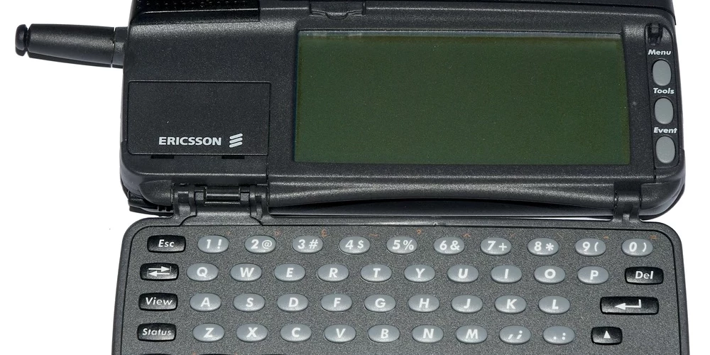 Когда-то владеть таким телефоном считалось за счастье.