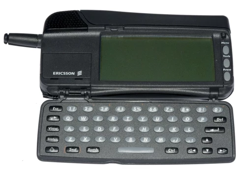 Когда-то владеть таким телефоном считалось за счастье.