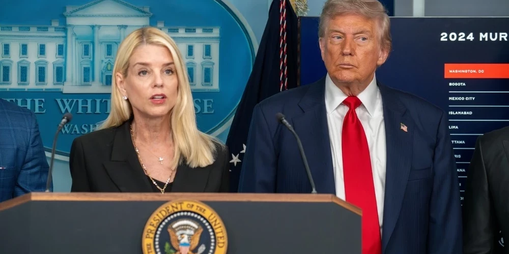 Пам Бонди и Дональд Трамп.