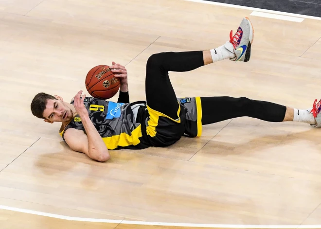 Blumbergs gūst 12 punktus zaudētā Turcijas čempionāta spēlē