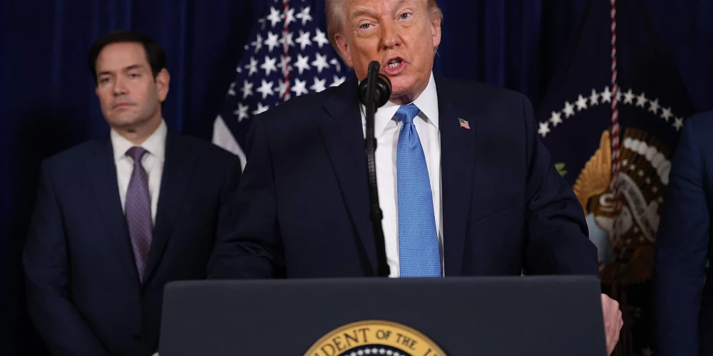 Президент США Дональд Трамп обращается к прессе во время пресс-конференции в своем клубе Mar-a-Lago в Палм-Бич (Флорида).