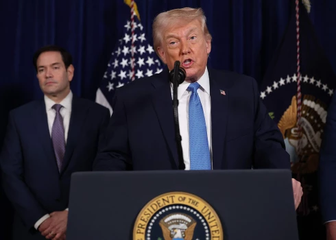 Президент США Дональд Трамп обращается к прессе во время пресс-конференции в своем клубе Mar-a-Lago в Палм-Бич (Флорида).