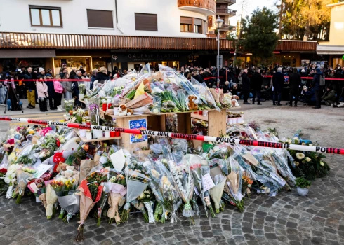 Люди несут цветы к месту трагедии.