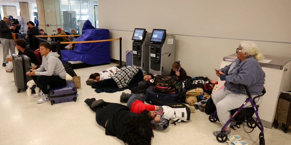 Karību reģionā atcelti vairāki simti lidojumu.