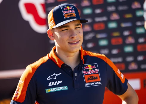 20 gadus vecais KTM braucējs Edgars Kanets par trim sekundēm pārspēja savu komandas biedru, pērnā gada čempionu Danielu Sandersu no Austrālijas. 