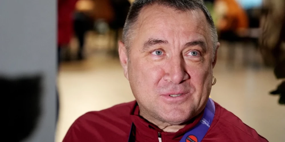 Ogres novada pašvaldība piešķīrusi Aigaram Apinim 1000 eiro naudas balvu.