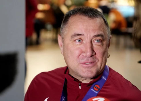 Ogres novada pašvaldība piešķīrusi Aigaram Apinim 1000 eiro naudas balvu. 