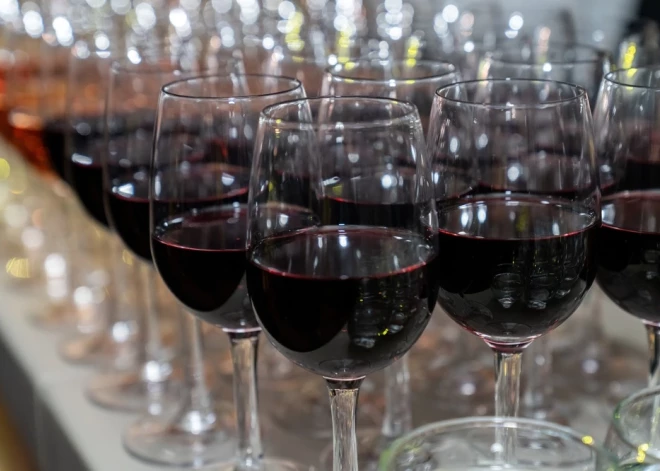 Несмотря на санкции, Латвия продолжает спаивать россиян