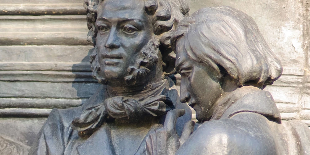 Пушкина - убрать, а вот Гоголя можно оставить, считает латвийский журналист и писатель.