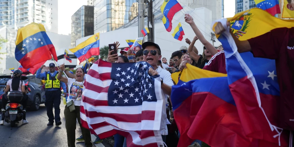 Венесуэльцы по всему миру выходят на демонстрации — и в поддержку операции США, и в поддержку свергнутого Николаса Мадуро.