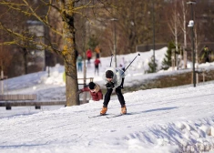 Uzvaras parka slēpošanas trase papildināta arī ar mākslīgo sniegu