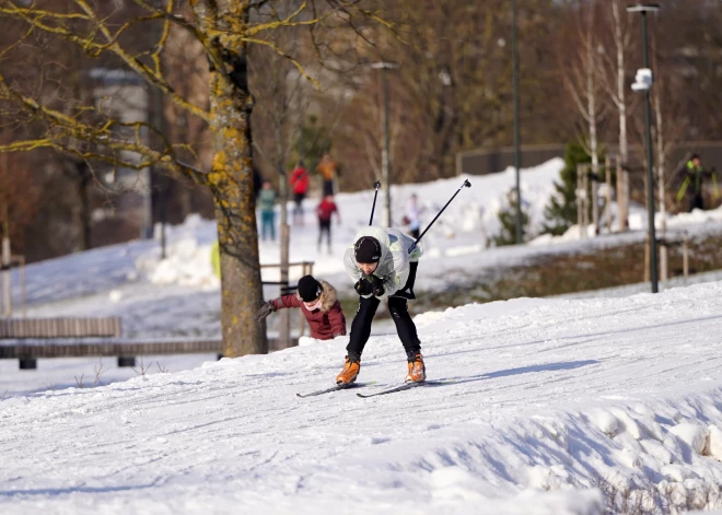 Uzvaras parka slēpošanas trase papildināta arī ar mākslīgo sniegu