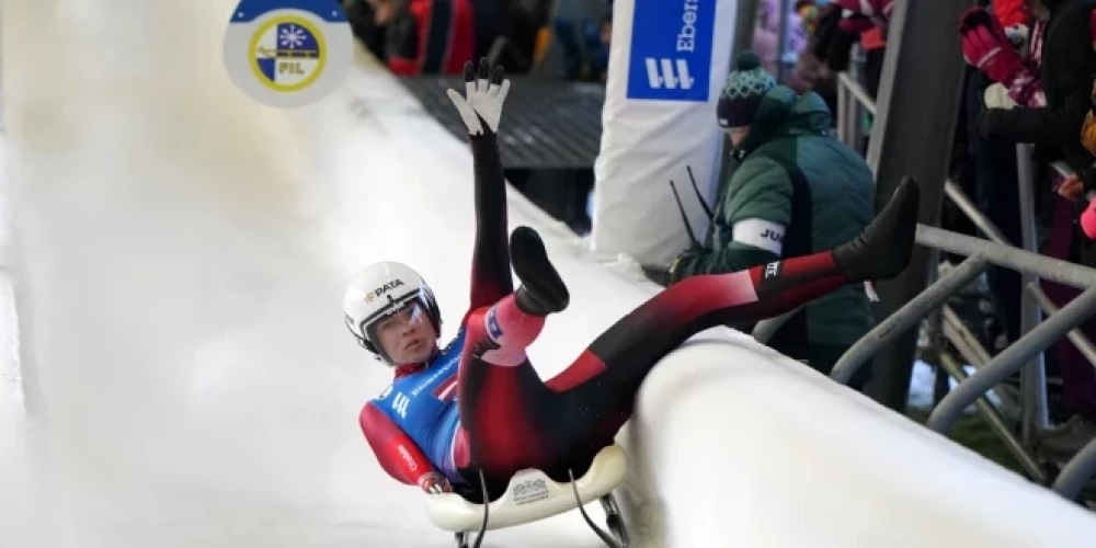 Латвийская саночница Элина Иева Бота на крутом вираже.