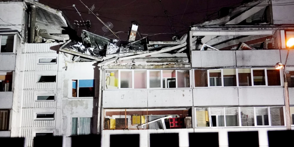 В Торнякалнсе из-за взрыва газа частично обрушилась крыша многоэтажного дома.