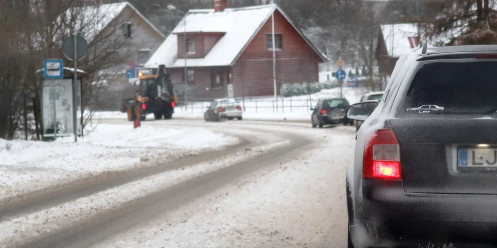 Pierīgā un vietām Kurzemē apgrūtināta braukšana pa galvenajiem autoceļiem. 