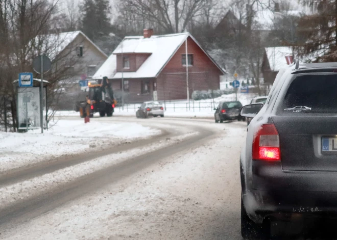 Pierīgā un vietām Kurzemē apgrūtināta braukšana pa galvenajiem autoceļiem