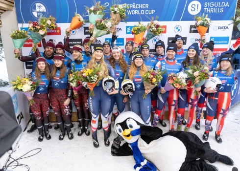 Latvijas kamaniņu braucēji Siguldā Pasaules kausa posmā komandu stafetē ieņem otro vietu. 