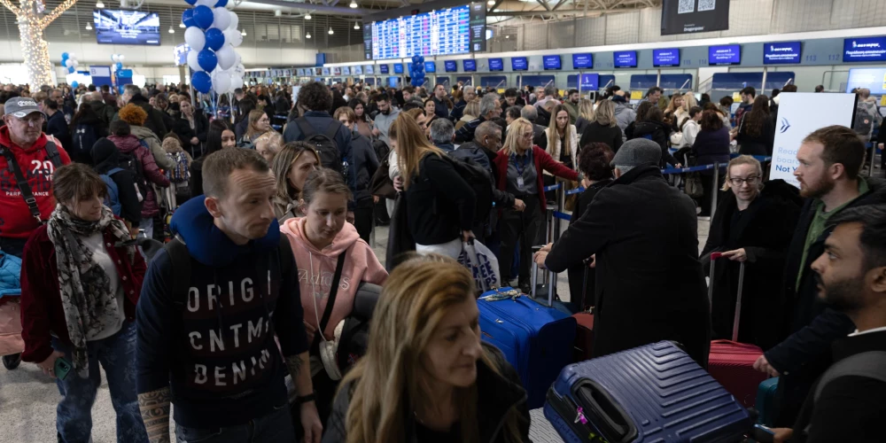 Pasažieri Atēnu starptautiskajā lidostā saskārušies ar pamatīgu haosu