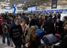 Pasažieri Atēnu starptautiskajā lidostā saskārušies ar pamatīgu haosu