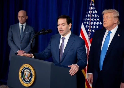 ASV valsts sekretārs Marko Rubio uzstājas "Mar-a-Lago" pēc specoperācijas Venecuēlā. Pa labi ASV prezidents Donalds Tramps, pa kreisi Baltā nama aparāta vadītāja vietnieks politikas jautājumos Stīvens Millers