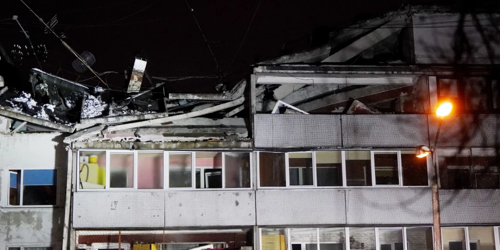 Daudzdzīvokļu ēka Bauskas ielā 15, kurā gāzes sprādziena dēļ daļēji sagruvis jumts un daļa piektā stāva.