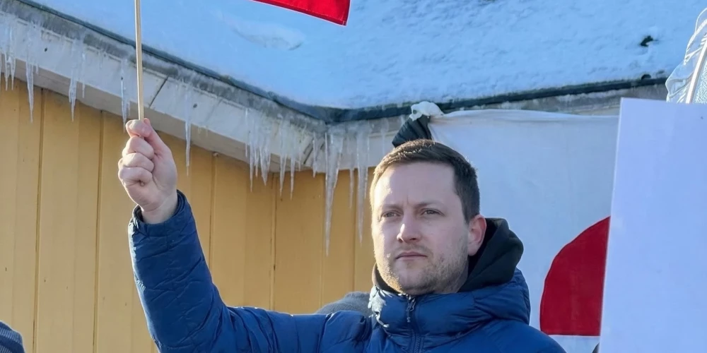 Grenlandes premjerministrs Jenss-Frederiks Nīlsens ar Grenlandes karogu (ekrānuzņēmums no "Facebook")