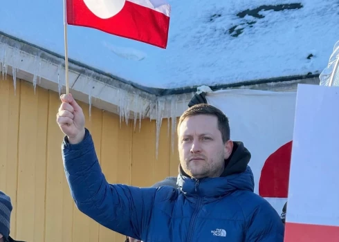 Grenlandes premjerministrs Jenss-Frederiks Nīlsens ar Grenlandes karogu (ekrānuzņēmums no "Facebook")