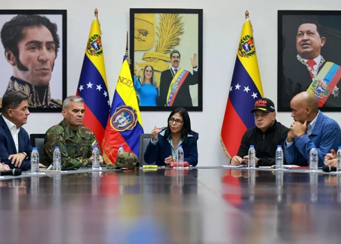 Bildei pa vidu redzama Venecuēlas pagaidu prezidente Delsija Rodrigesa.