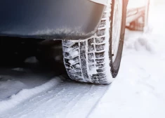 Autovadītāju ievērībai: šorīt apledojums īpaši apgrūtina braukšanu Saldus apkārtnē