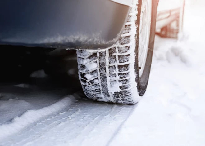 Autovadītāju ievērībai: šorīt apledojums īpaši apgrūtina braukšanu Saldus apkārtnē