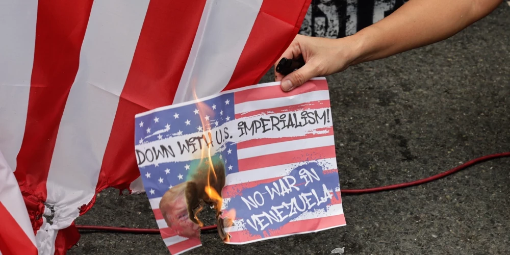 Protests Filipīnās, Manilā. Protestētājs sadedzina attēlu, kur redzams ASV prezidents Donalds Tramps.