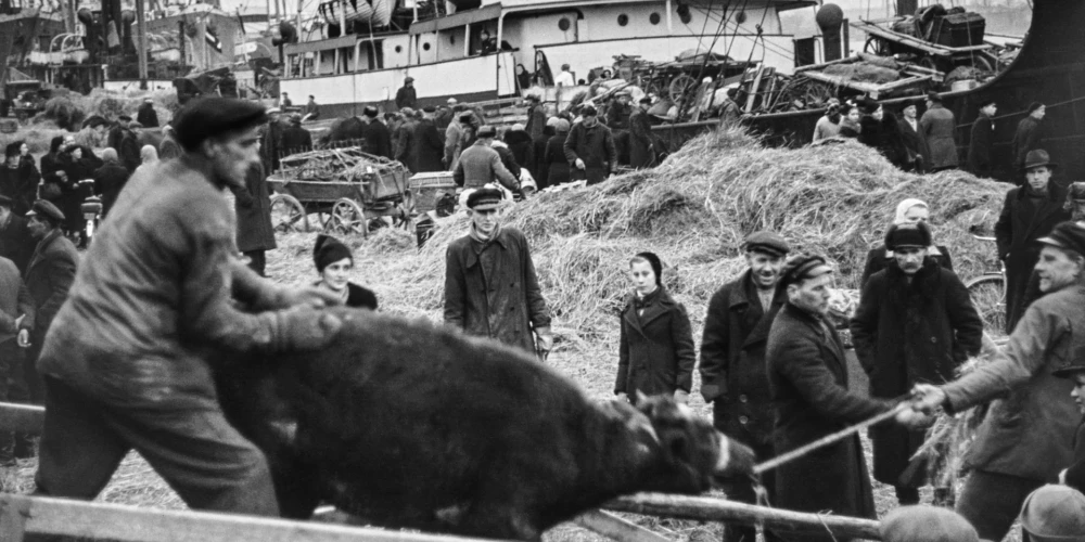 Vācbaltiešu izceļošana no Rīgas 1939. gada novembrī (foto no izstādes Ojāra Vācieša muzejā).