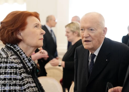 Экс-президент государства Вайра Вике-Фрейберга и ее супруг Имантс Фрейбергс участвуют в торжественной церемонии вручения премии Латвийской трансатлантической организации за вклад в участие Латвии в НАТО в Рижском замке 27 марта 2024 года.