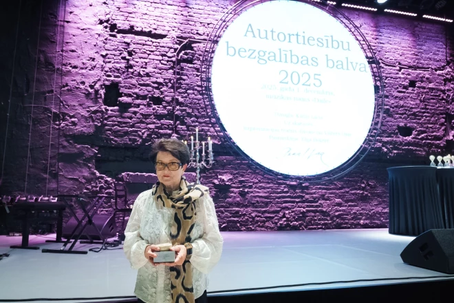 Mūzikas namā "Daile" rakstniece un dzejniece Māra Zālīte novembra beigās saņēma Autortiesību bezgalības balvu par mūziklu "Meža gulbji".