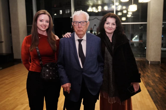 Maestro Raimonds Pauls ar savām mīļajām mazmeitām – (no kreisās) Moniku Pedersenu un Annamariju Paulu.