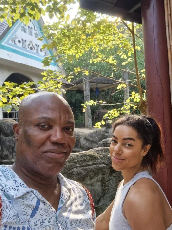 Ar tēti, kādreiz populārās grupas "Los Amigos" mūziķi Kristoferu Edžugbo.