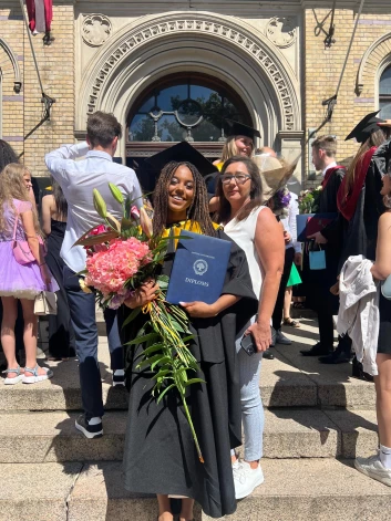 No ģimenes pašlaik Latvijā dzīvo tikai mamma Elēna.