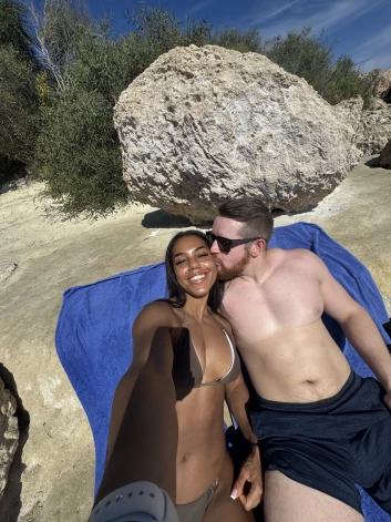 Jau aptuveni trīs gadus Džoanna ir attiecībās ar mīļoto puisi Sergeju.