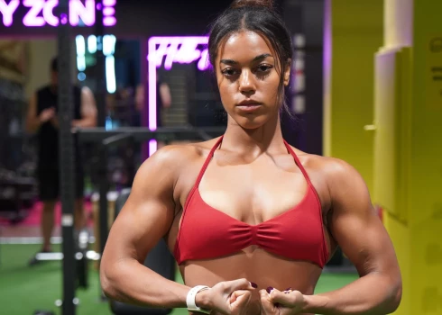 Aptuveni četru gadu laikā veiktie spēka treniņi un sev izstrādāts uzturs ir devuši lieliskus rezultātus, lai Džoanna izveidotu vizuāli pievilcīgu augumu.