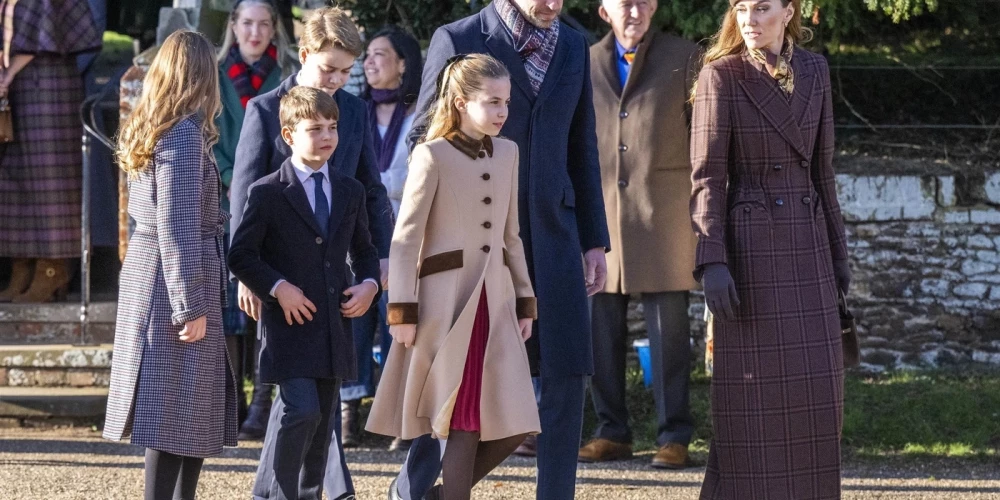 Prinča Viljama un princeses Ketrīnas ģimene 2025. gada Pirmajos Ziemassvētkos, apmeklējot dievkalpojumu Sandringemā.
