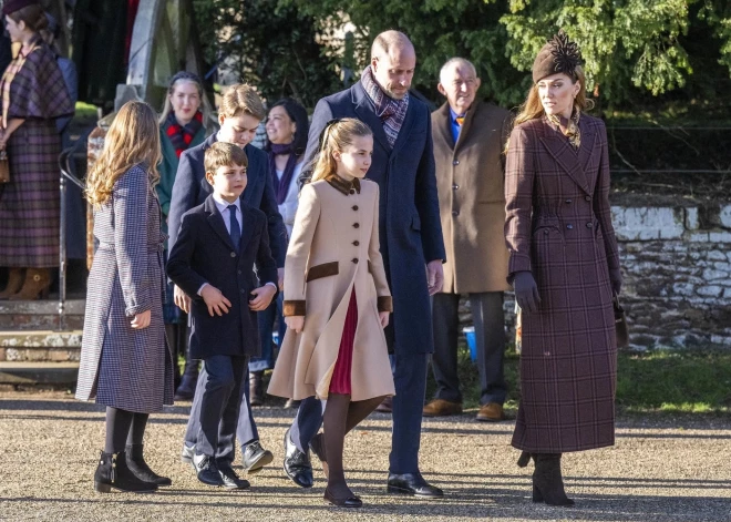 Prinča Viljama un princeses Ketrīnas ģimene 2025. gada Pirmajos Ziemassvētkos, apmeklējot dievkalpojumu Sandringemā.