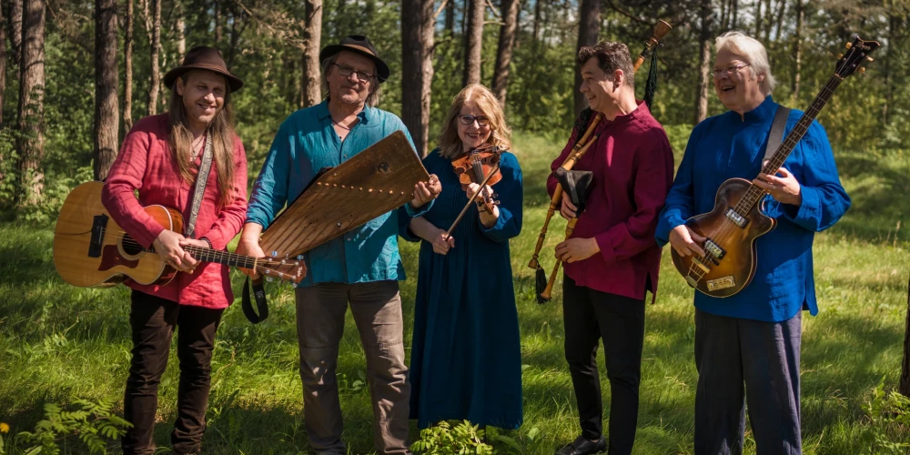 Par mūža ieguldījumu Latvijas mūzikas attīstībā “Zelta Mikrofonu” saņems grupa “Iļģi”.