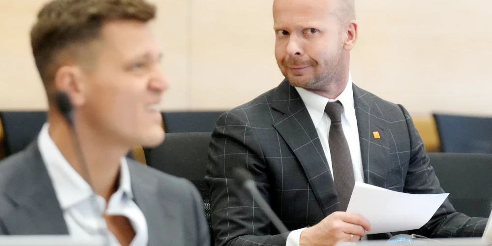 Rīgas domes deputāts Aleksejs Rosļikovs piedalās domes sēdē.