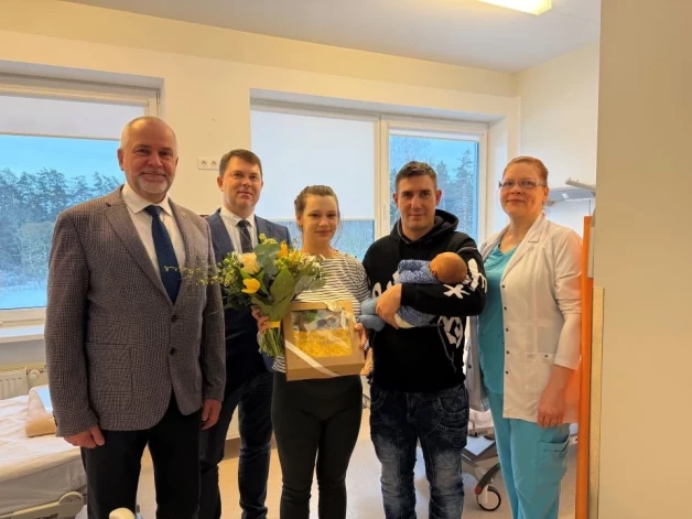 Новорожденный Данс Даниелс с родителями и представителями больницы.