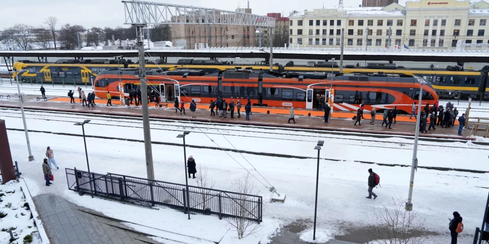 На Рижском вокзале прошло мероприятие, посвященное открытию пассажирского железнодорожного сообщения между Тарту и Ригой, в рамках которого прибыл поезд Elron.