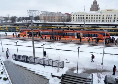 На Рижском вокзале прошло мероприятие, посвященное открытию пассажирского железнодорожного сообщения между Тарту и Ригой, в рамках которого прибыл поезд Elron.