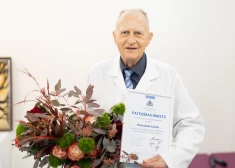 Sirds, kas devusi otru iespēju tūkstošiem: Stradiņa slimnīcā sirsnīgi godināts profesors Romans Lācis 80 gadu jubilejā. FOTO 