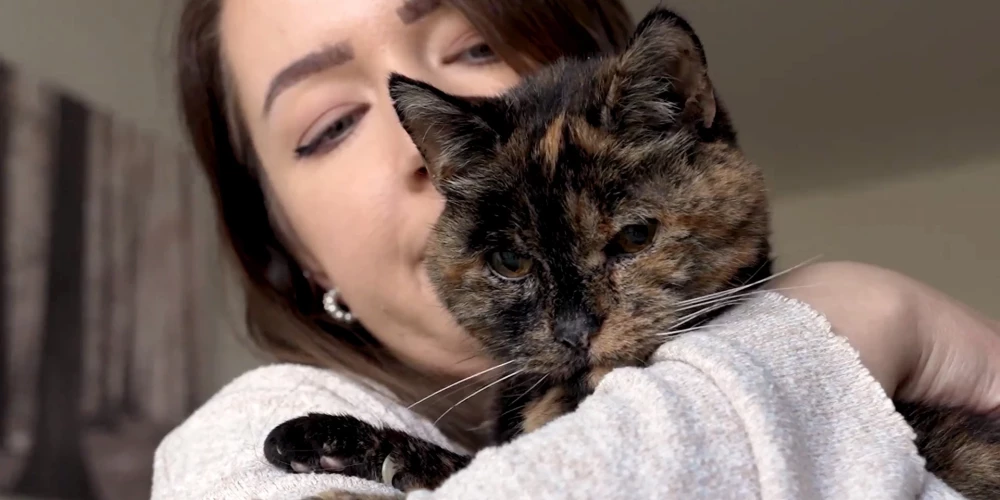 Флосси со своей хозяйкой Вики Грин.