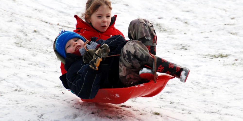 Mediķi aicina baudīt ziemas priekus, ievērojot piesardzību.