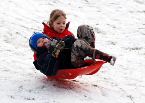 Mediķi aicina baudīt ziemas priekus, ievērojot piesardzību.